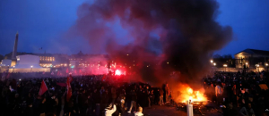 "¡Luis XVI fue decapitado, con Macron podemos repetir!": Siguen las protestas en París contra la reforma de pensiones