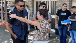 Agustina Scaglia, prima de Antonela Rocuzzo en la escena del crimen donde fue asaltada.