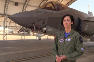 La primera mujer piloto de combate F-35 del mundo estrelló un avión en su primer vuelo