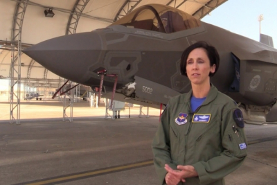 La primera mujer piloto de combate F-35 del mundo estrelló un avión en su primer vuelo