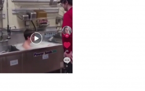 Graban al empleado de un restaurante de comida rápida Wendy´s en EE.UU. bañándose en el fregadero de la cocina