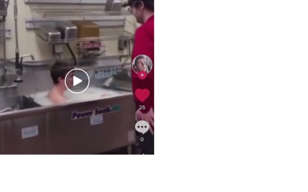 Graban al empleado de un restaurante de comida rápida Wendy´s en EE.UU. bañándose en el fregadero de la cocina