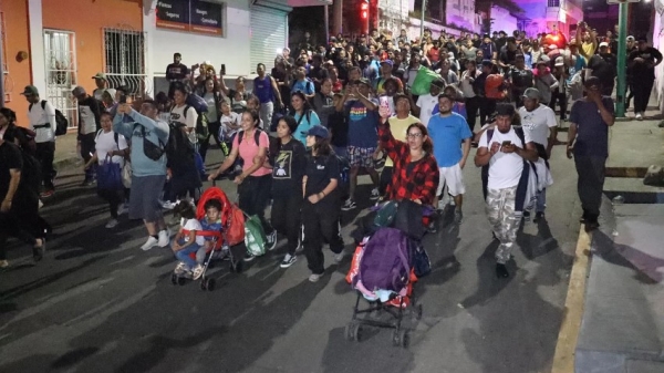 Migrantes caminan en una caravana la madrugada de este domingo, en el municipio de Tapachula (México).