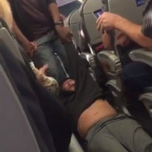 Varios pasajeros filmaron el momento en que el hombre era expulsado. Los videos también mostraron cómo pudo regresar al avión y correr hasta la parte trasera.