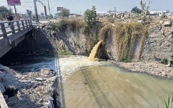 Descargas ilegales de aguas residuales a cauces y canales contaminan el sistema hídrico de la ciudad, ante la débil vigilancia y escasas sanciones.