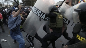 Manifestantes antigubernamentales chocan con la policía en el centro de Lima, Perú, el 19 de julio de 2023