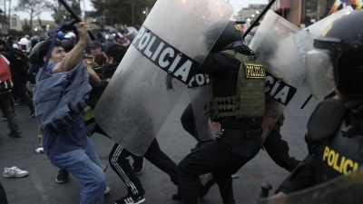 Manifestantes antigubernamentales chocan con la policía en el centro de Lima, Perú, el 19 de julio de 2023