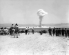 Soldados y camarógrafos cerca de una prueba nuclear, que formó parte de la Operación Sunbeam, el 14 de julio de 1962.