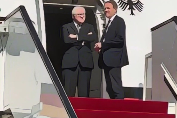 El presidente federal Steinmeier esperó al jeque qatarí en la escalera del avión. Junto a él: Till Knorrn, jefe de protocolo del Ministerio Federal de Asuntos Exteriores