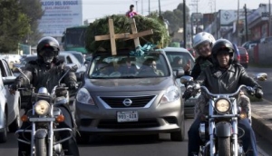 Dos motociclistas circulan en el mismo carril en Ciudad de México.