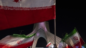 Ondeo de banderas iraníes ante el monumento de Azadi (Libertad) al oeste de Teherán, 29 de abril de 2026