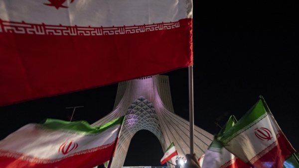 Ondeo de banderas iraníes ante el monumento de Azadi (Libertad) al oeste de Teherán, 29 de abril de 2026