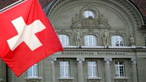 Una bandera suiza se muestra frente al Banco Nacional Suizo (SNB) en Berna, Suiza, el 2 de mayo de 2019.