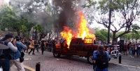 Arden coches policiales en Jalisco durante una protesta por Alejandro Giovanni, que murió tras una brutal golpiza policial