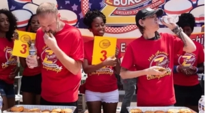 Molly Schuyler durante la competencia de la hamburguesería Z-Burger