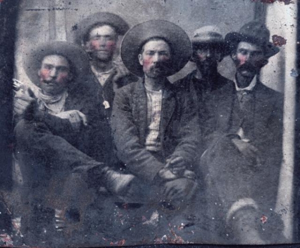 Foto que según expertos muestra a Billy the Kid (segundo desde la izquierda) y Pat Garrett, el sheriff que lo mató (a la extrema derecha), que valdría una millonada.