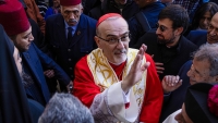 El patriarca latino de Jerusalén, el cardenal Pierbattista Pizzaballa, saluda a los fieles durante una misa en Cisjordania, el 24 de diciembre de 2025.