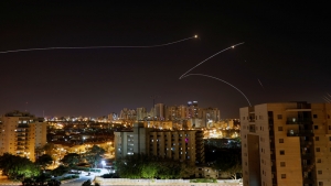 El sistema de defensa aérea Cúpula de Hierro lanza misiles para interceptar los proyectiles lanzados desde Gaza, Ascalón (Israel), el 4 de mayo de 2019.