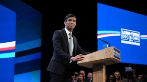 El primer ministro británico, Rishi Sunak, se dirige a los delegados en la Conferencia anual del Partido Conservador en Mánchester, el 4 de octubre de 2023.