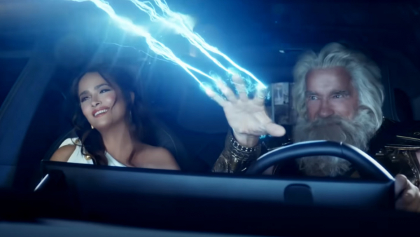 Arnold Schwarzenegger y Salma Hayek como Zeus y Hera enloquecen a la Red en su comercial para el Super Bowl (ahora muchos piden una película)