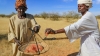 Hombres sudaneses recogen savia de árboles de acacia, el 9 de enero de 2023.