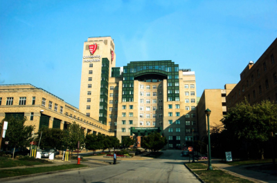 University Hospitals ha emitido una disculpa después de que un riñón fuera trasplantado accidentalmente al paciente equivocado.