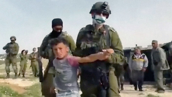 Las fuerzas israelíes detienen a niños palestinos que buscaban verduras en Cisjordania