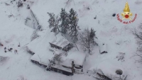 Vista aérea del hotel sepultado por el alud en los Abruzos (Italia).