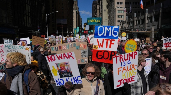 Manifestantes durante la protesta 'No Kings' en Nueva York, el 28 de marzo de 2026.