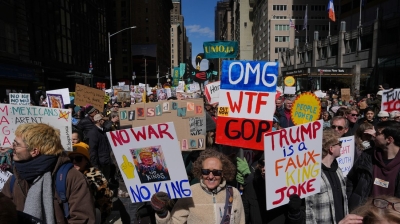 Manifestantes durante la protesta 'No Kings' en Nueva York, el 28 de marzo de 2026.