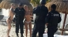 Policías de Cancún son castigados por fotos con turistas en topless