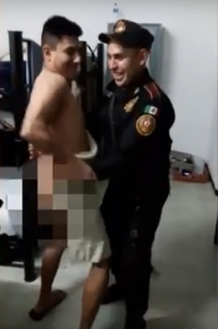 Exhiben en video a dos policías de NL bailando, uno de ellos desnudo