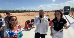 El presidente Andrés Manuel López Obradpr durante la llegada del vagón del Tren Maya.