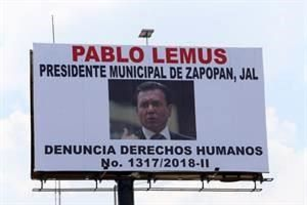 En las lonas no se especifica si se trata de una queja ante la Comisión Nacional o Estatal de Derechos Humanos, ni la violación que habría cometido el Alcalde. 