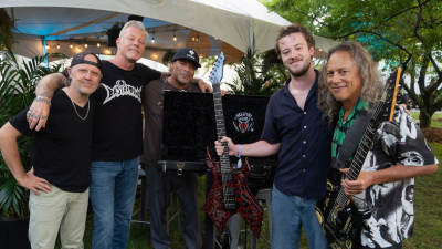 El actor Joseph Quinn que popularizó 'Master of Puppets' en la serie 'Stranger Things' conoce a Metallica y toca el tema junto a la banda
