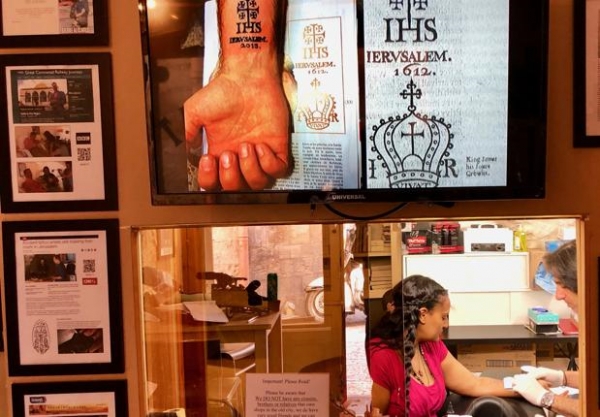 La increíble historia de los Razzouk, la saga familiar que hace tatuajes «sagrados» en Jerusalén desde el año 1300