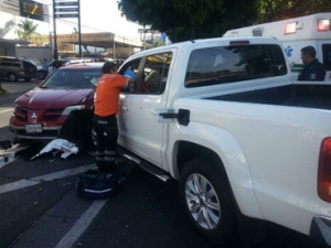 El vehículo se desplazó sin control lo que provocó que se impactará contra varios vehículos.