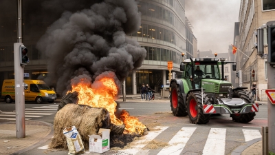 Cañones de agua contra estiércol: se inflaman las protestas de agricultores en Bruselas