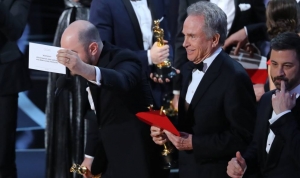 Jordan Horowitz, productor de 'La la Land', corrige a Warren Beatty y muestra el cartón que da a 'Moonlight' el oscar a Mejor Película