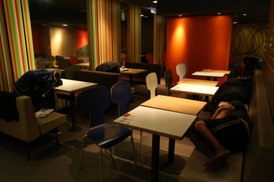 Cuatro personas duermen en un McDonald's de Hong Kong.