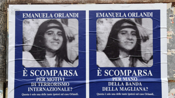 Carteles de Emanuela Orlandi, desaparecida en 1983, en Roma, Italia.