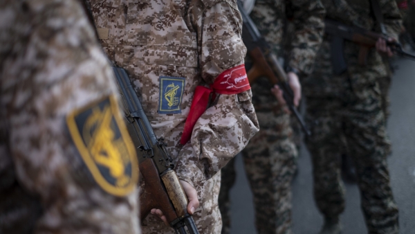 Un miembro armado del Cuerpo de la Guardia Revolucionaria Islámica sostiene un rifle AK-47 y participa en una concentración militar en el centro de Teherán, Irán, el 10 de enero de 2025.