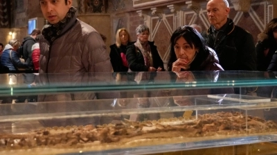 Muestran por primera vez los restos de San Francisco de Asís muerto hace 800 años