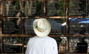 Un hombre lee los nombres en un monumento conmemorativo de la Masacre de El Mozote.