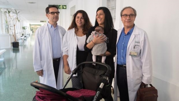 Médicos del Clínic de Barcelona con Daniela, la niña nacida gracias a un autotrasplante de ovario 