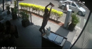 Sujeto arroja piedra a niño en taquería; el menor está grave