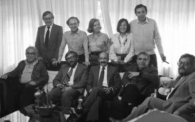 Desde la izquierda, de pie: el periodista Benjamín Wong, el economista Iván Restrepo, la escritora Elena Poniatowska, la promotora cultural Margo Su, el periodista Héctor Aguilar Camín; sentados: el escritor Carlos Monsiváis, el periodista Miguel Ángel Granados Chapa, el expresidente Carlos Salinas y los escritores Gabriel García Márquez y León García Soler, en 1987. Pedro Valtierra