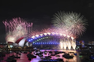 Los fuegos artificiales explotan sobre la Ópera de Sídney y en el Puente del Puerto como parte de las celebraciones de Año Nuevo en Sídney, el lunes 1 de enero de 2024.