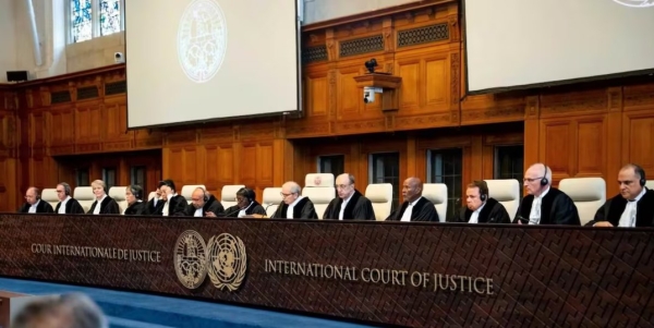 El panel de jueces, con el Presidente Nawaf Salam (C), en la Corte Internacional de Justicia de La Haya, Países Bajos, durante un fallo no vinculante sobre las consecuencias jurídicas de la ocupación israelí de Cisjordania y Jerusalén Este en el 2024.
