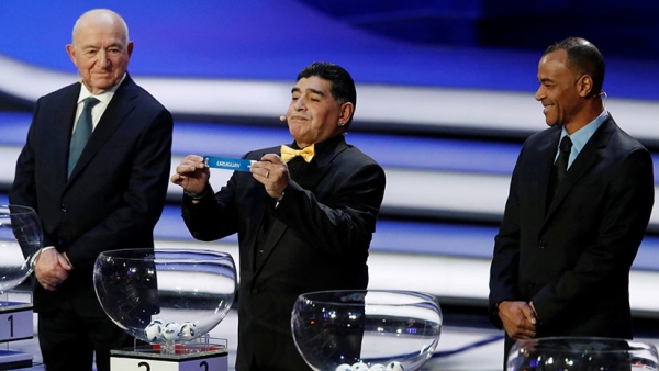 Diego Maradona junto a Nikita Simonián y Cafú durnate el sorteo de la Copa Mundial de la FIFA 2018™ en el Palacio Estatal del Kremlin, Moscú, Rusia, el 1 de diciembre de 2017. 